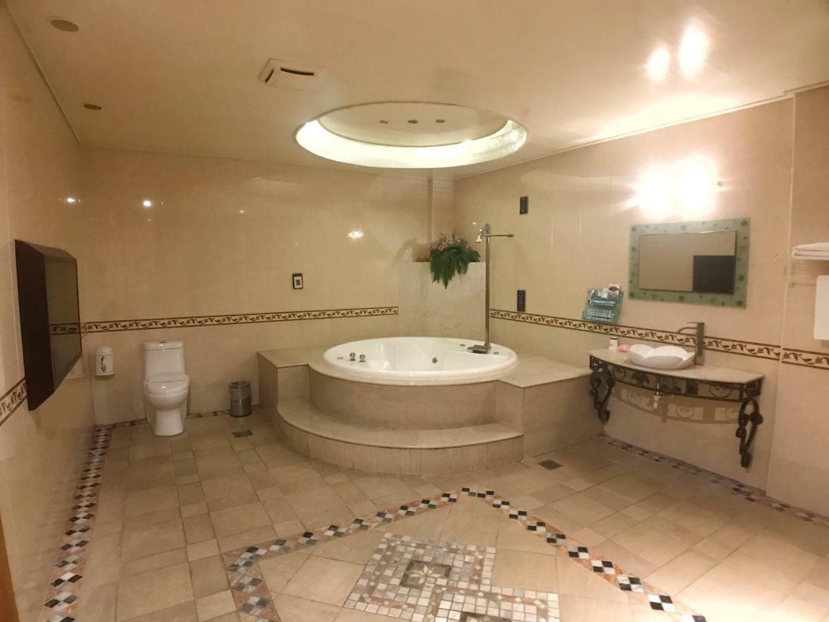 Daniel Spa Motel Pingzhen Eksteriør billede